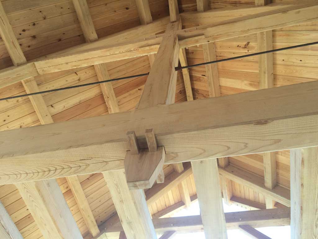structural-king-post-truss-with-wedges